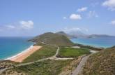 Praia de North Friar's Bay, em St. Kitts, no Caribe. Ao fundo, a ilha de Nevis